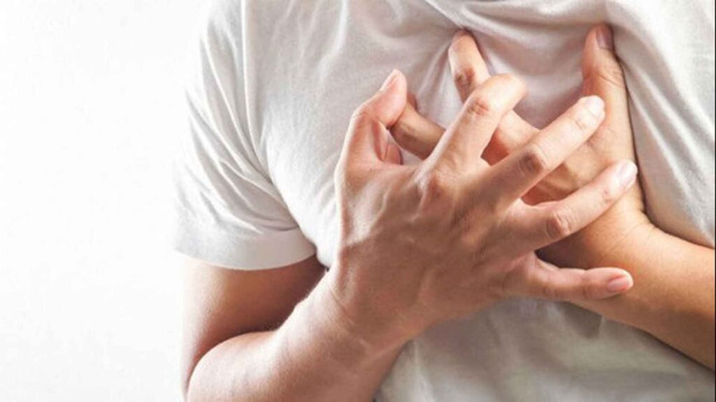 বুকে ব্যথার কারণ, লক্ষণ ও চিকিৎসা | Chest Pain in Bengali